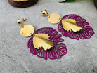 Boucles d’oreilles ADELINE style bohème, feuilles tropicales aubergine - Créations Uniques