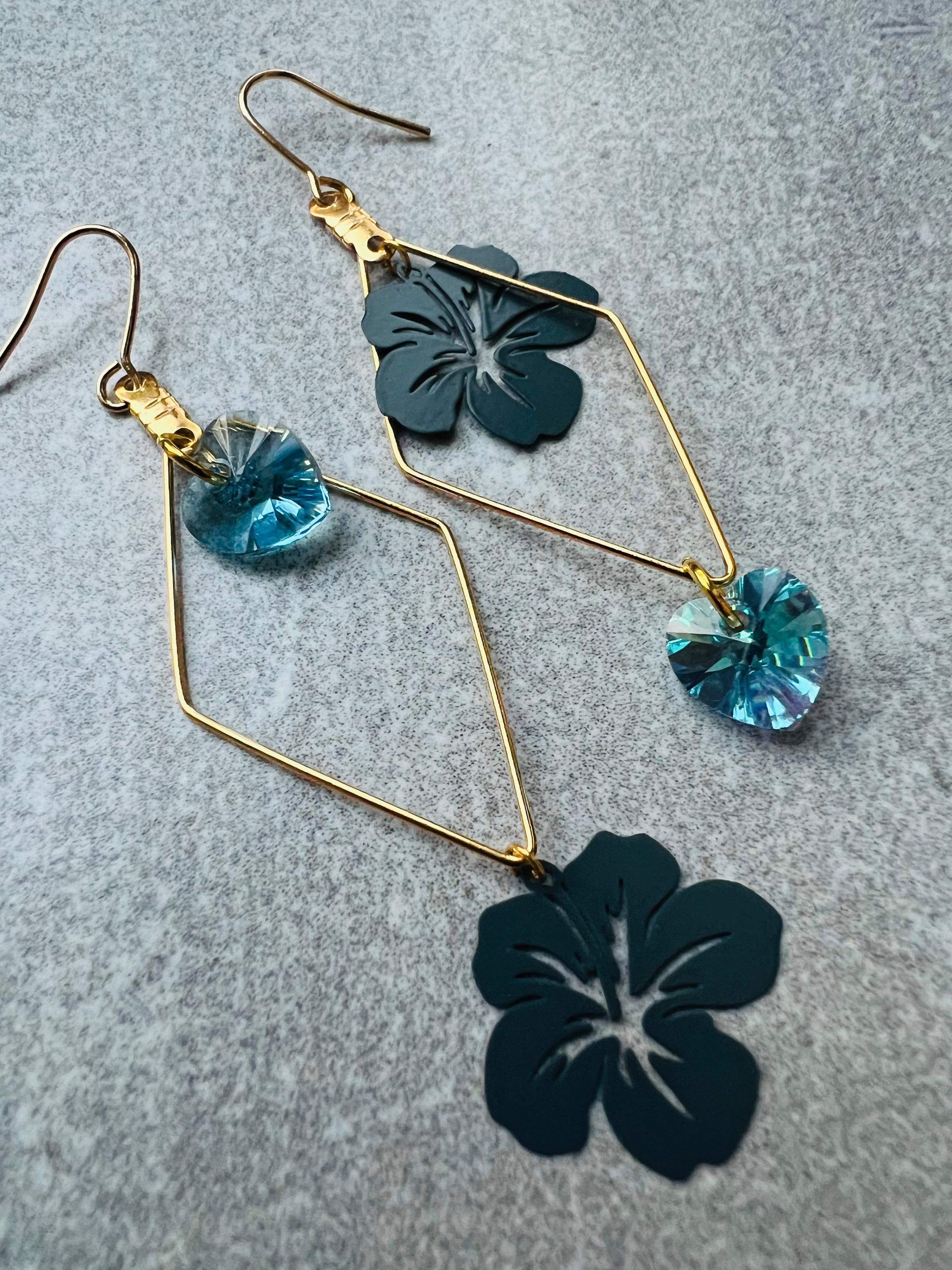 Boucles d’oreilles asymétriques NATACHA cœurs cristal aquamarine et fleurs hibiscus bleu - Créations Uniques