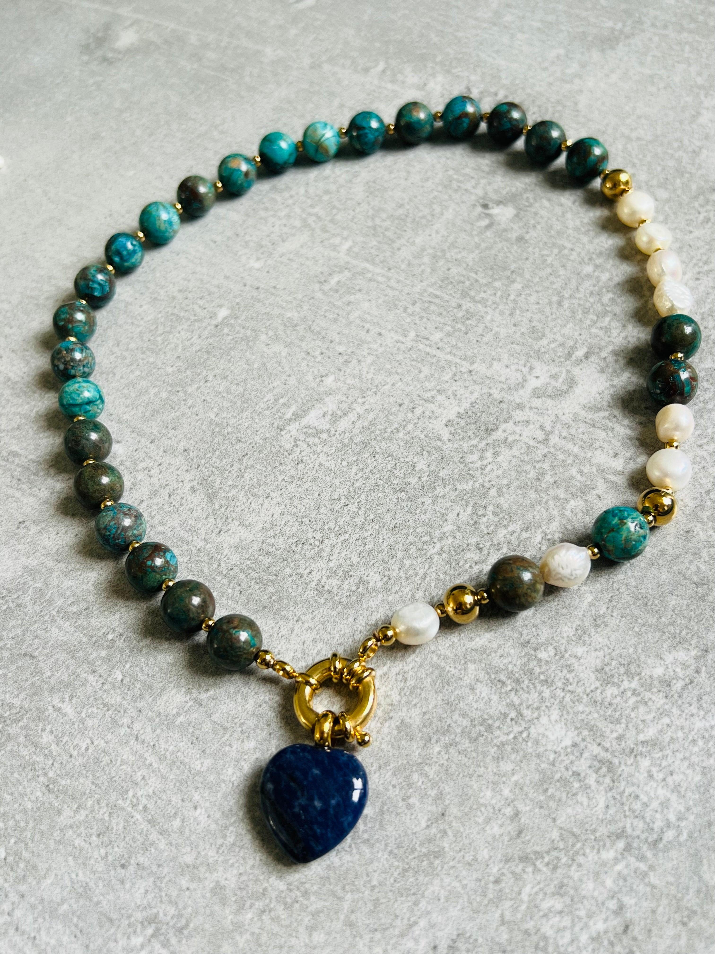 Collier asymétrique SO SWEET perles turquoises et blanches pendentif cœur bleu lapis