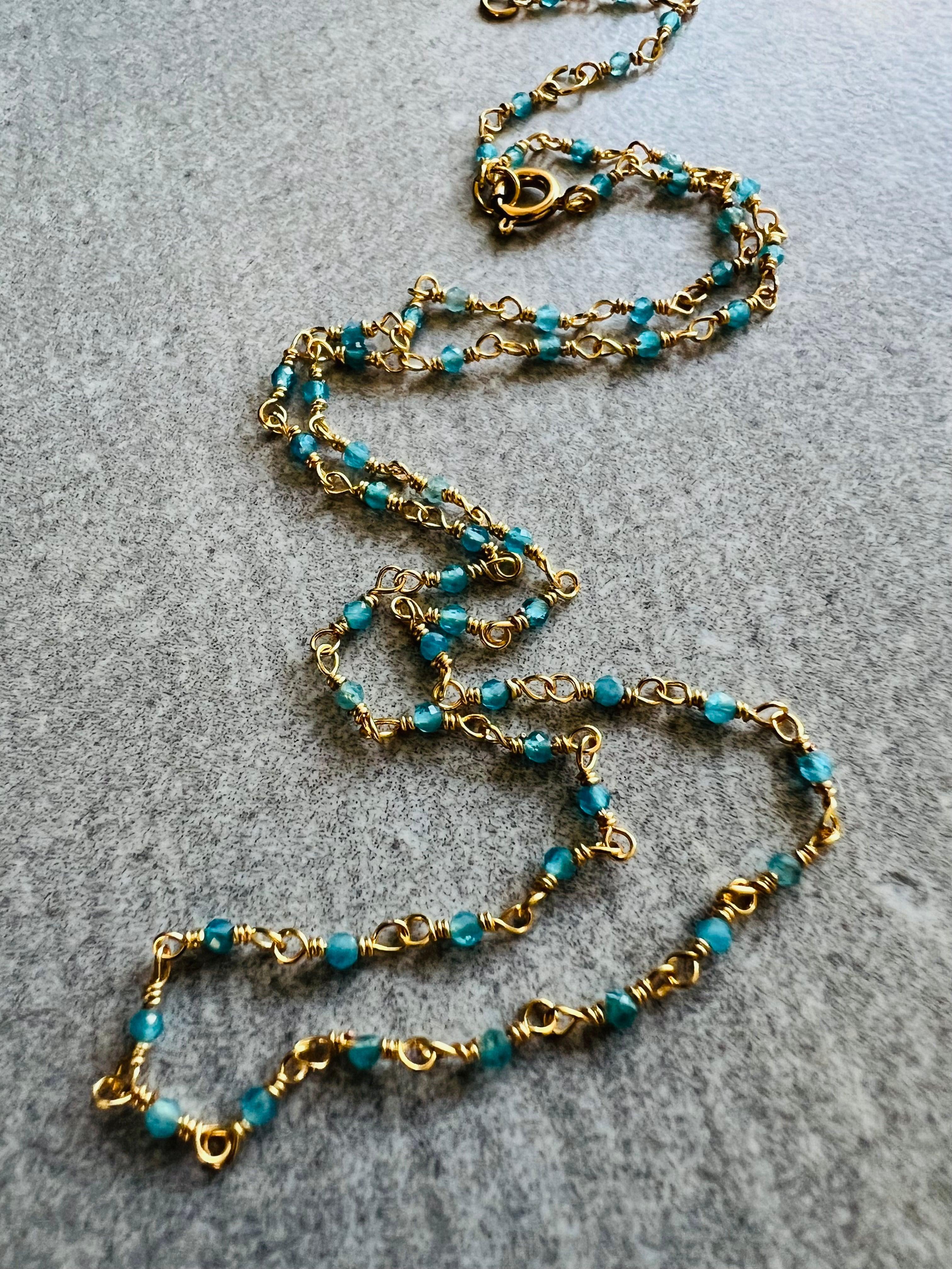 Collier ETHEL ras de cou perles bleu turquoise chaîne dorée