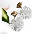 Boucles d’oreilles PHILOMENE feuilles tropicales blanches