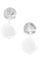 E71691 Boucles d'oreilles Perle blanche plate - Karine Sultan