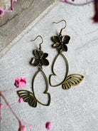 Boucles d’oreilles SUZETTE papillons et fleurs marrons, modèle asymétrique - Créations Uniques