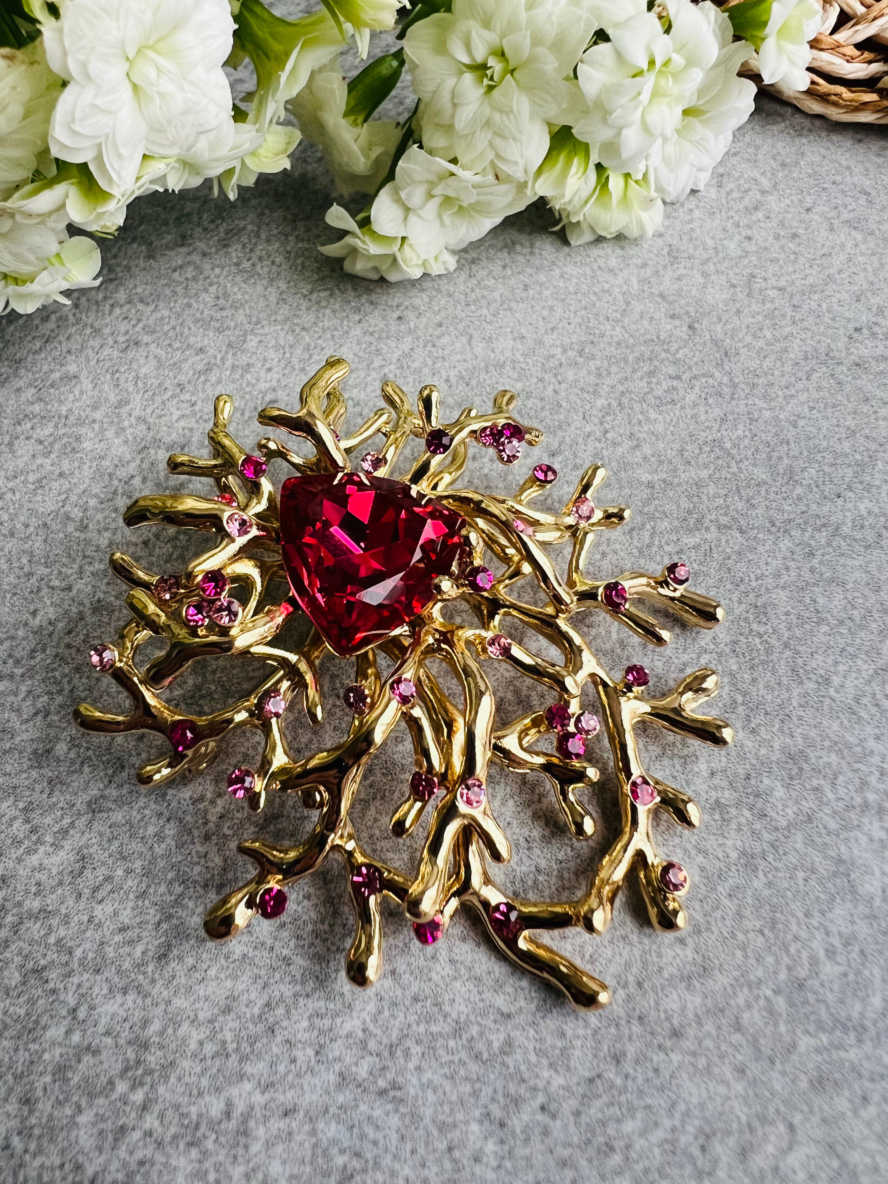 Broche NOEMI feuillage doré féerique strass rose Fushia