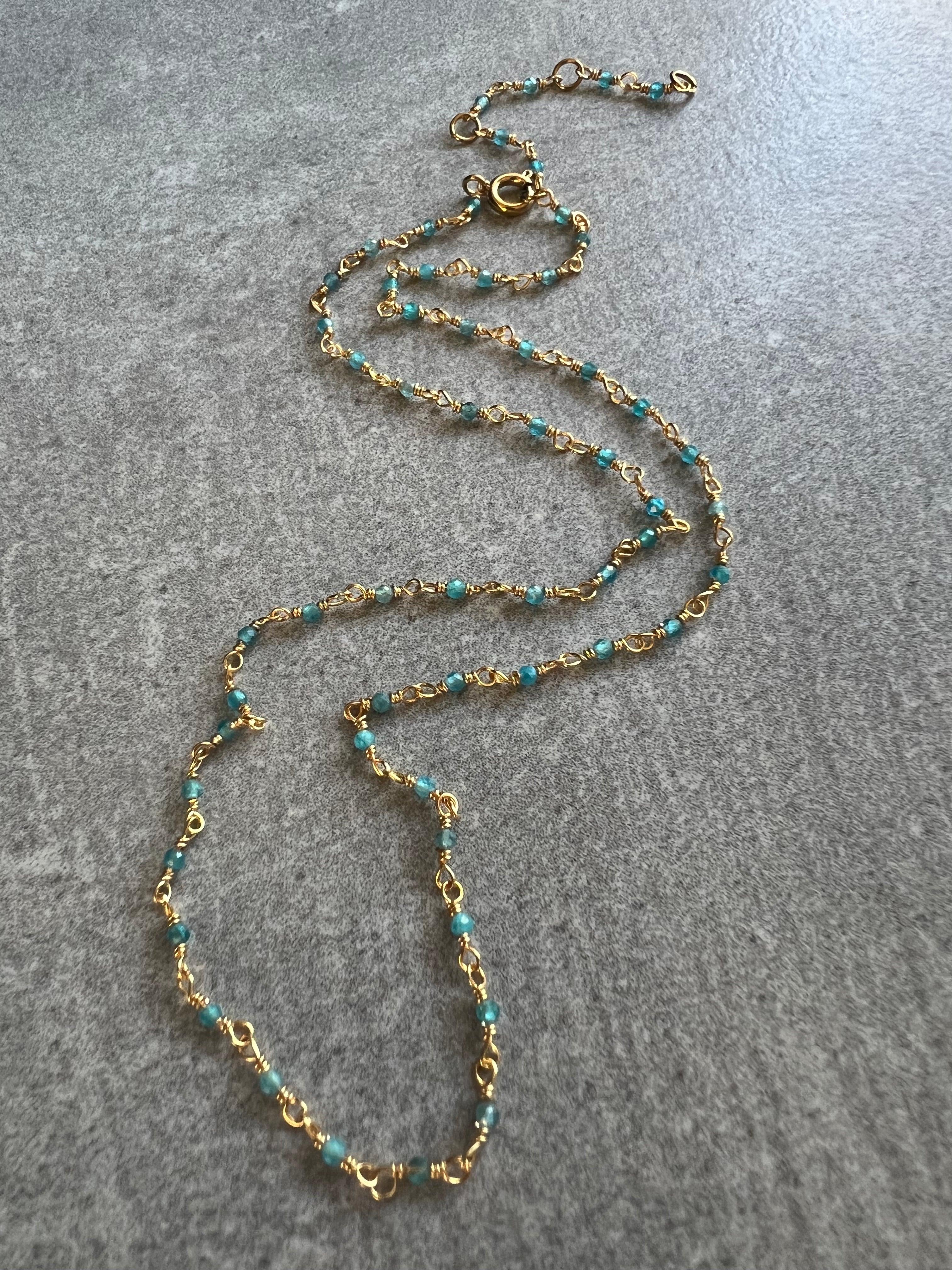 Collier ETHEL ras de cou perles bleu turquoise chaîne dorée