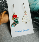 Boucles d’oreilles asymétriques NOËLLE sapin blanc et chaussette de Noël - Créations Uniques - Créations Uniques