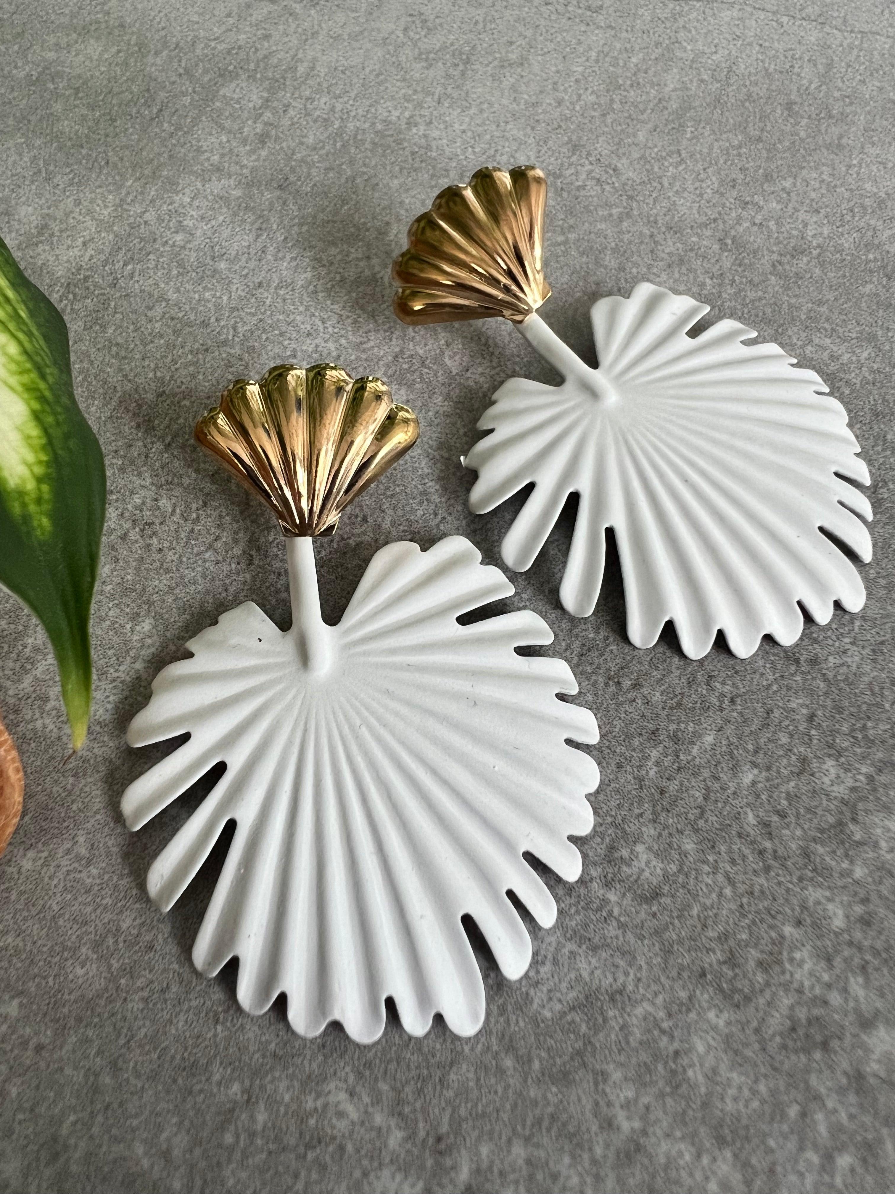 Boucles d’oreilles PHILOMENE feuilles tropicales blanches