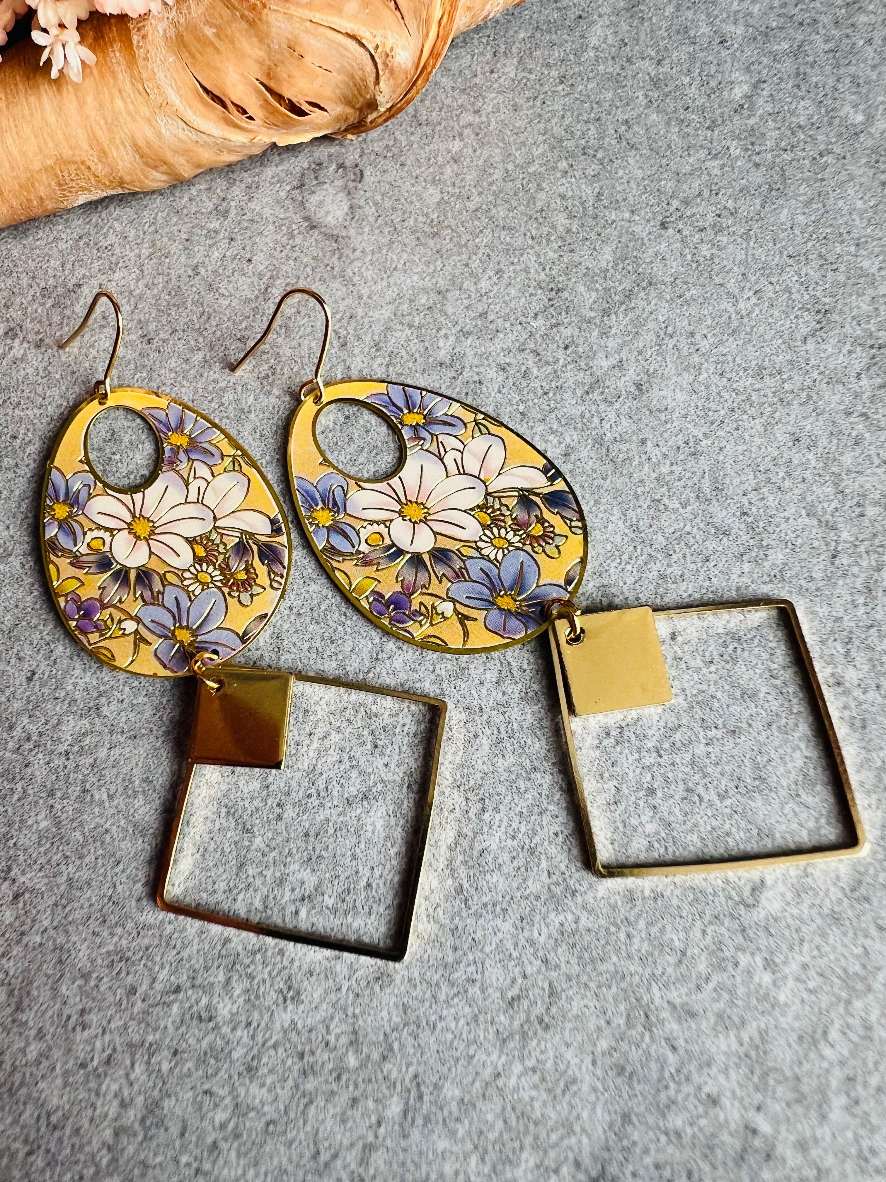 Boucles d’oreilles longues JESSY gouttes légères  motif fleuri et losanges dorés - Créations Uniques