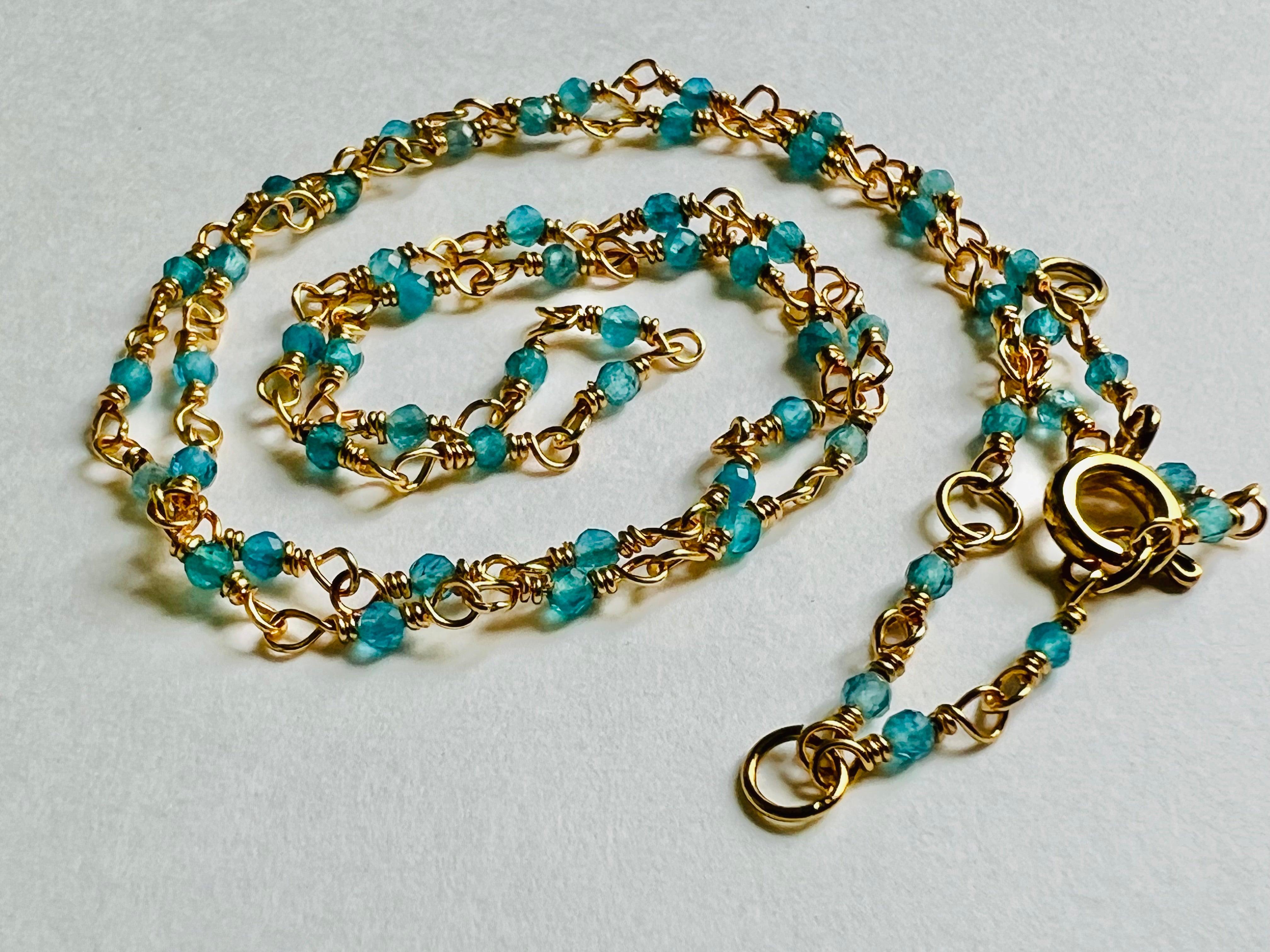 Collier ETHEL ras de cou perles bleu turquoise chaîne dorée