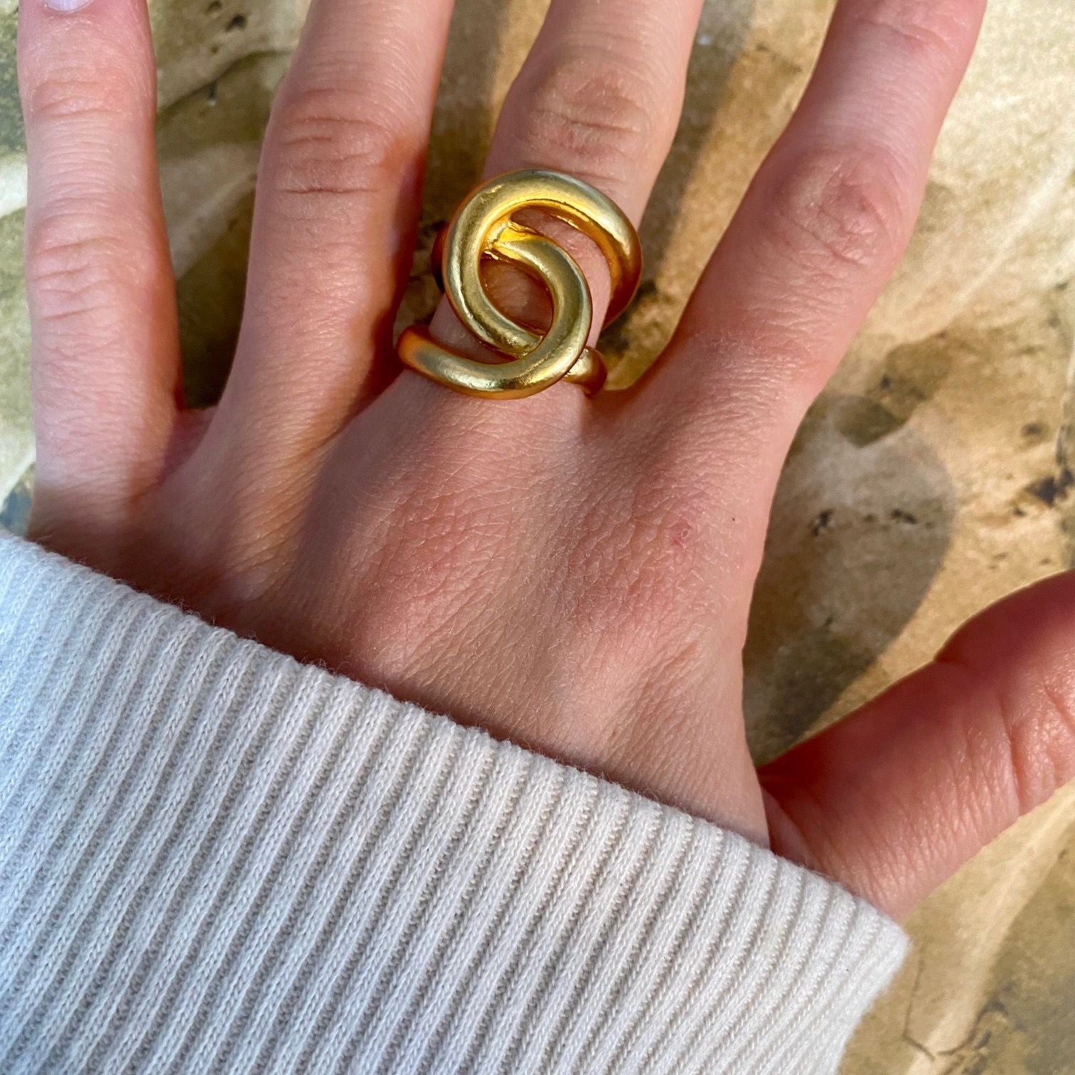 Intertwined link oversize ring - Karine Sultan