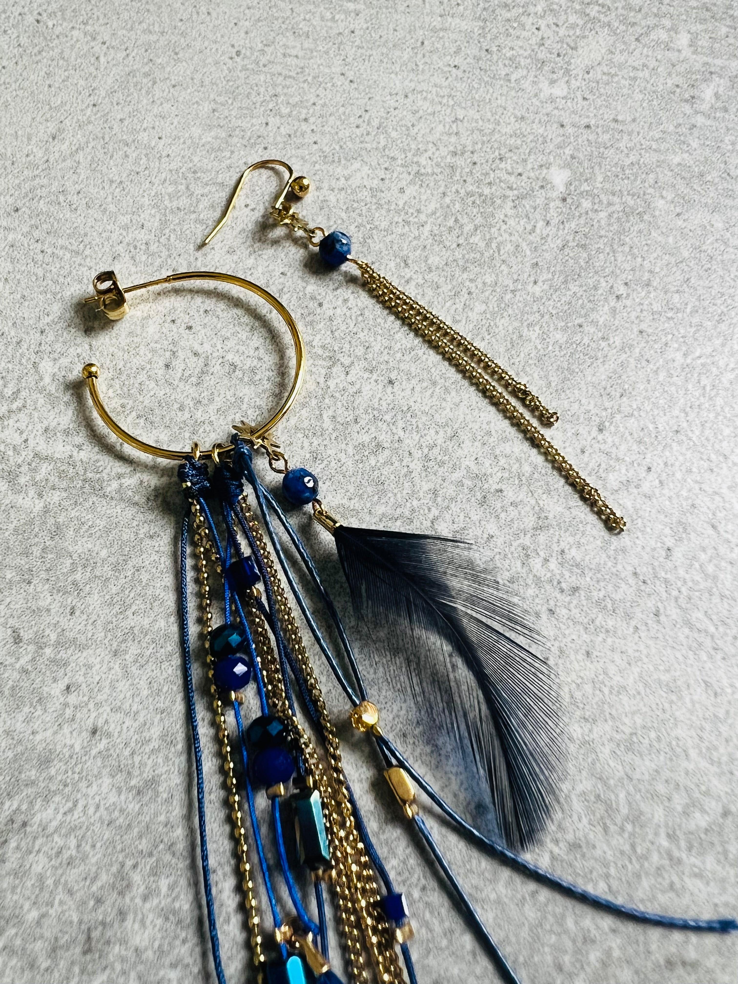 Boucles d’oreilles HAYEM longues et asymétriques, plumes bleu marine et perles