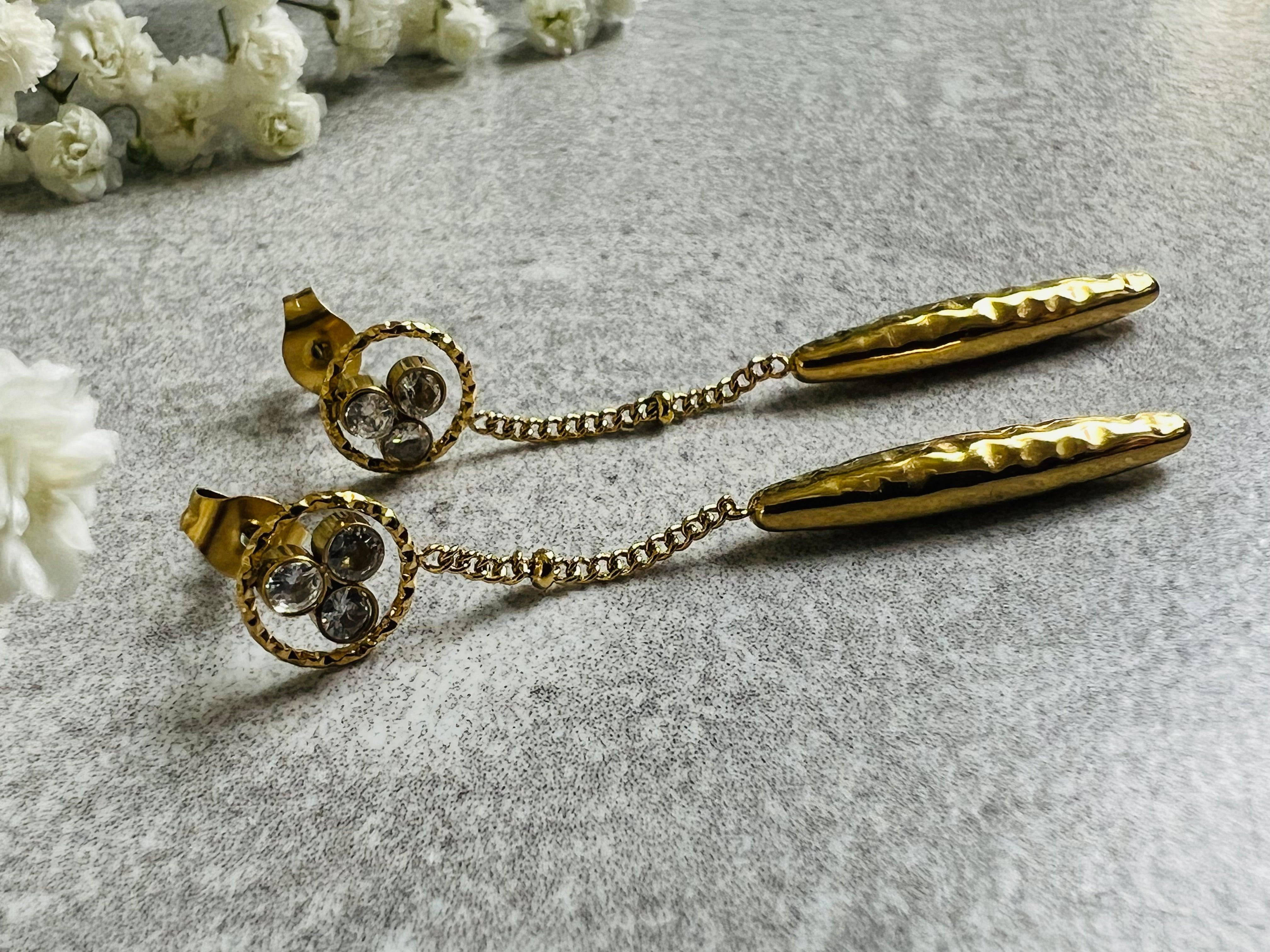 Boucles d’oreilles dorées INAYA fines et légères , clous brillants