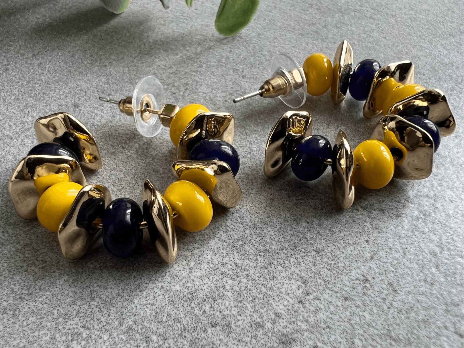 Boucles d’oreilles LOÏS créoles perles jaunes, noires et dorées