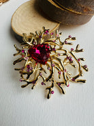 Broche NOEMI feuillage doré féerique strass rose Fushia