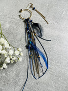 Boucles d’oreilles HAYEM longues et asymétriques, plumes bleu marine et perles