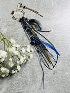 Boucles d’oreilles HAYEM longues et asymétriques, plumes bleu marine et perles