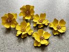 Boucles d’oreilles pendantes AXELLE - 3 fleurs métal jaunes