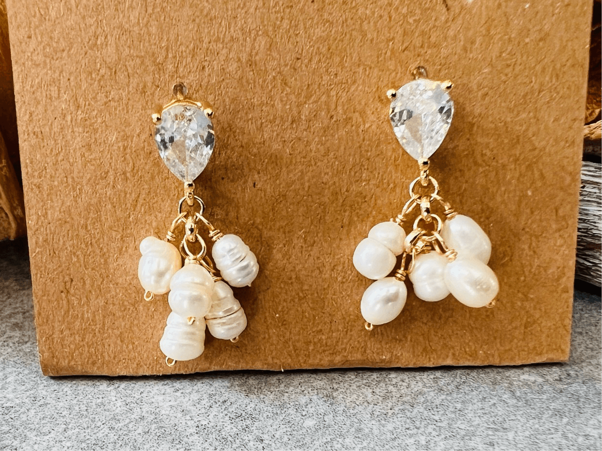 Boucles d’oreilles courtes KALEE perles eau douce blanc nacré clous brillants