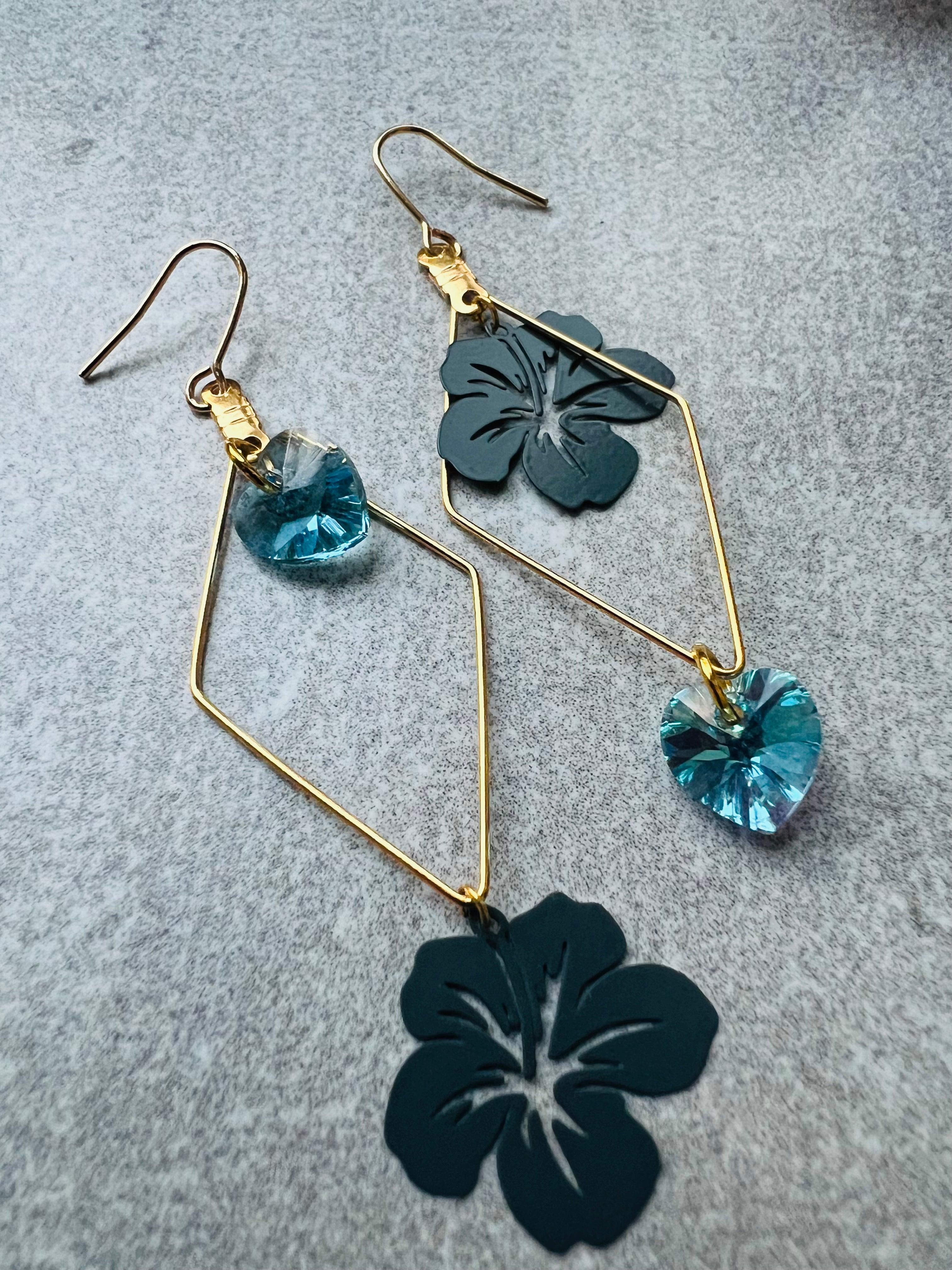 Boucles d’oreilles asymétriques NATACHA cœurs cristal aquamarine et fleurs hibiscus bleu - Créations Uniques