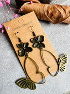 Boucles d’oreilles SUZETTE papillons et fleurs marrons, modèle asymétrique - Créations Uniques