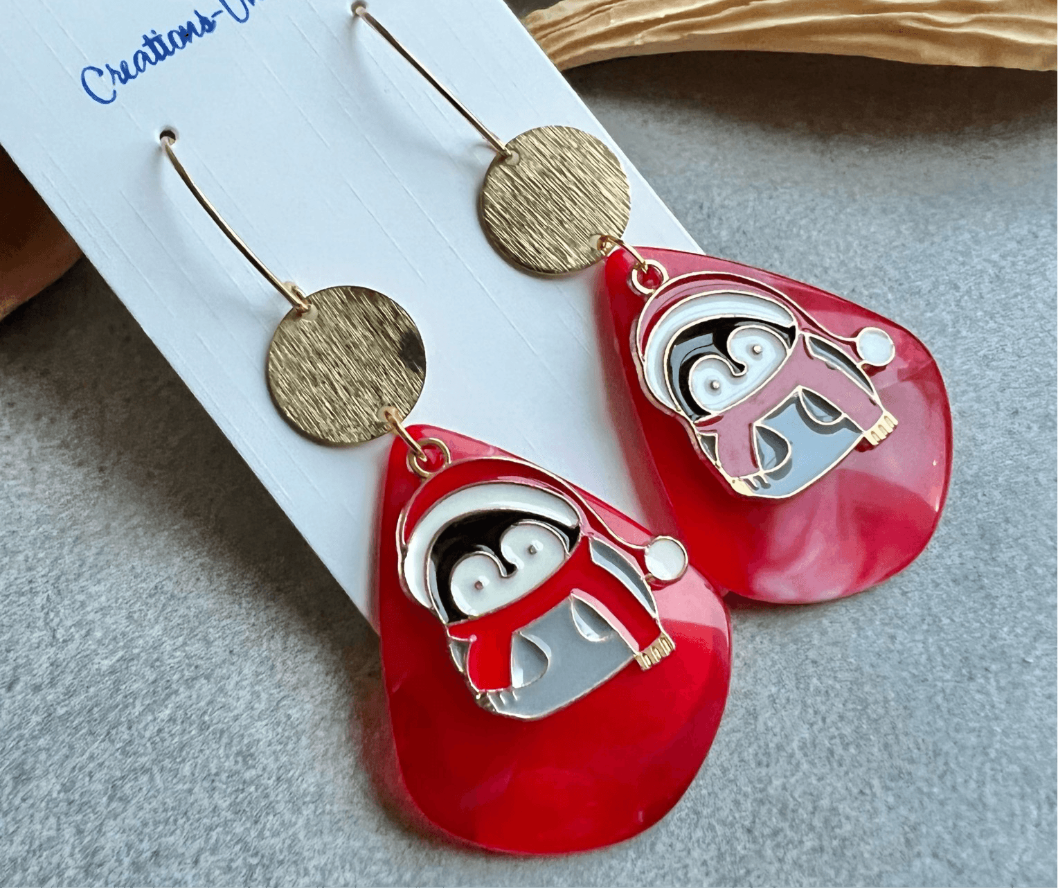 Boucles d’oreille GINA pingouins et résine rouge thème Noël - Créations Uniques