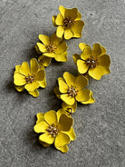 Boucles d’oreilles pendantes AXELLE - 3 fleurs métal jaunes