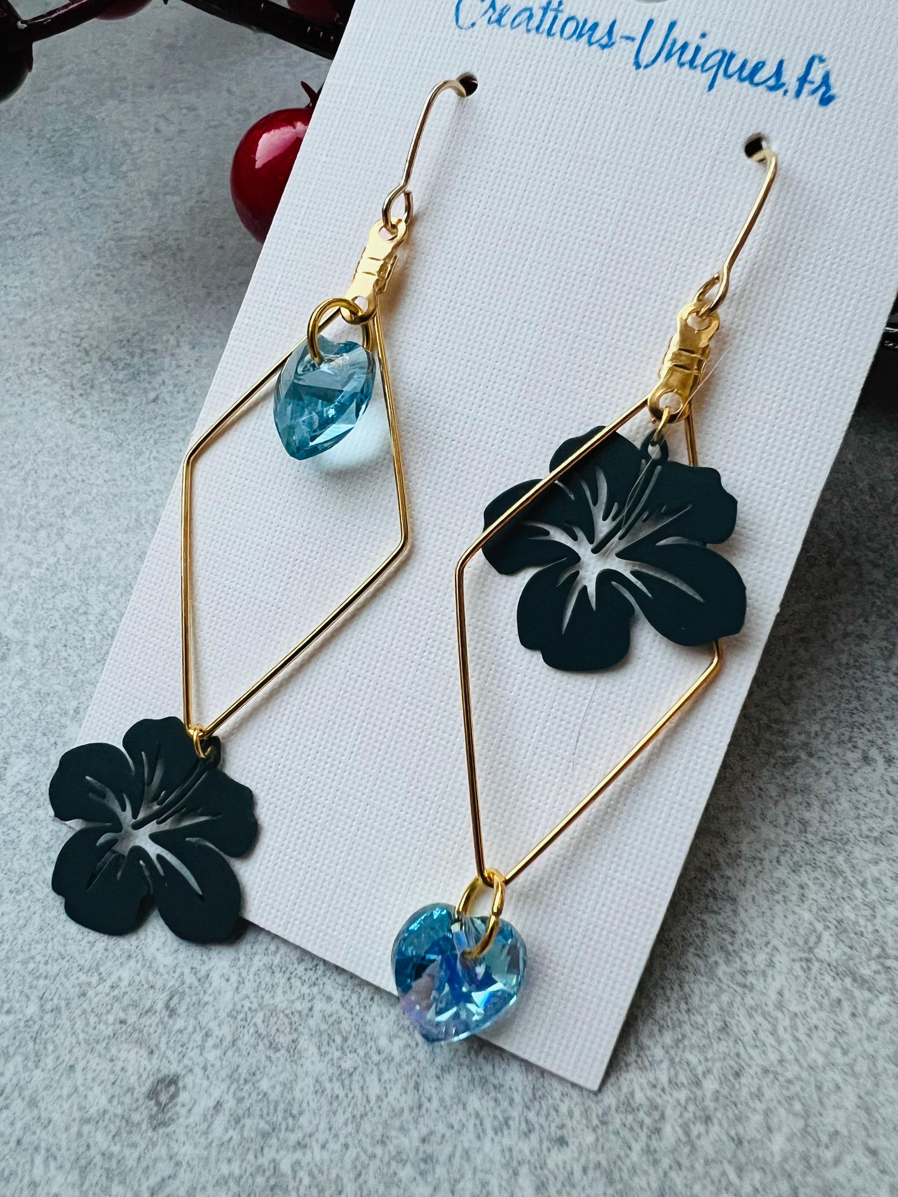 Boucles d’oreilles asymétriques NATACHA cœurs cristal aquamarine et fleurs hibiscus bleu - Créations Uniques