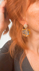 Boucles d’oreilles ANNE-CELINE résine orange et gris- Créations Uniques