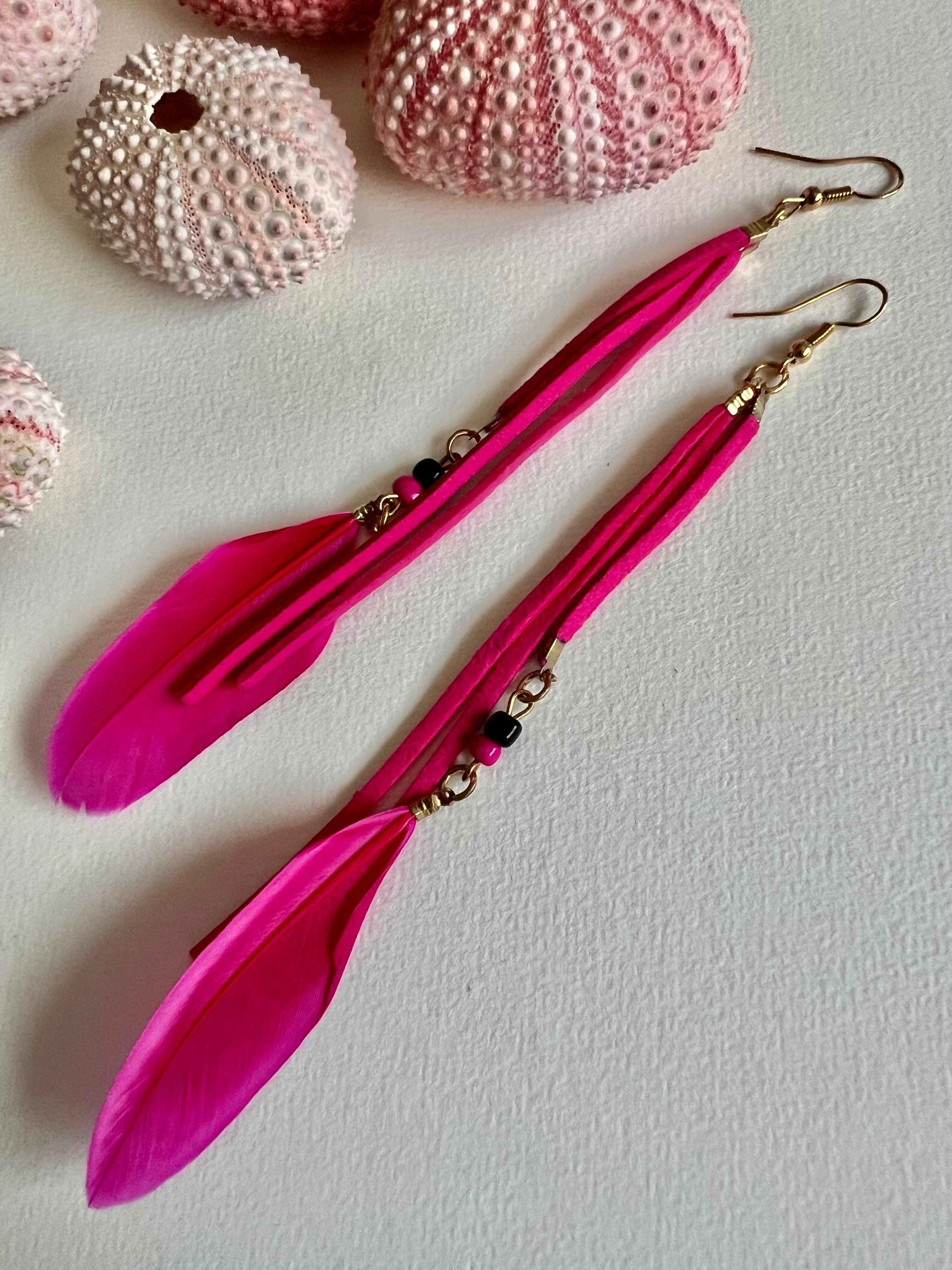 Boucles d’oreilles longues DEVA plumes rose Fuchsia