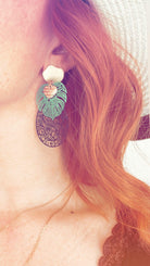 Boucles d’oreilles ABBY cœurs love you dorés et feuilles tropicales vert menthe - Créations Uniques