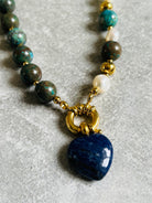 Collier asymétrique SO SWEET perles turquoises et blanches pendentif cœur bleu lapis