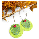 Boucles d’oreilles LOU-AGATHE feuilles tropicales vertes touche de fluo - Créations Uniques