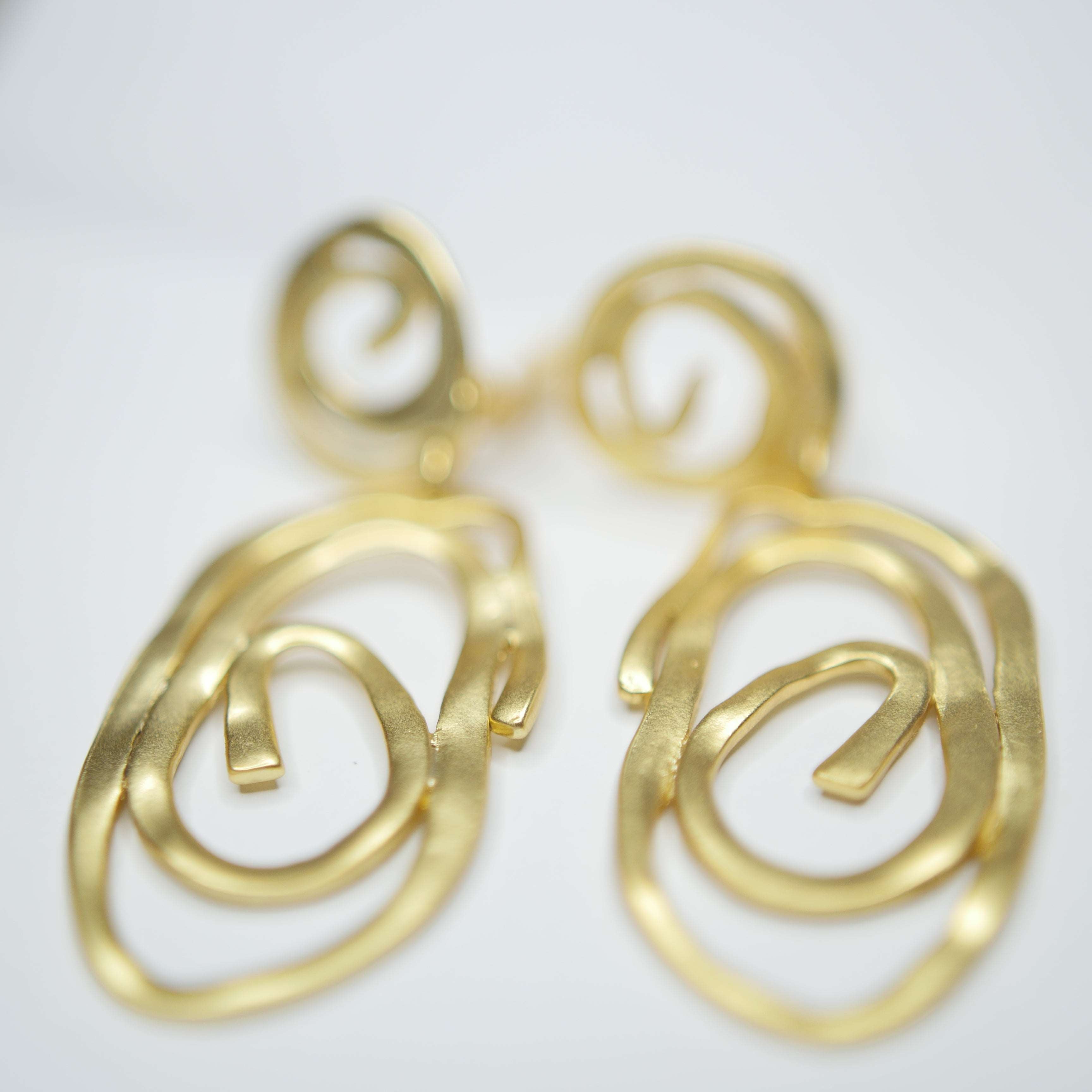 E70800 Boucles d'oreilles clips goutte tourbillonnante - Karine Sultan