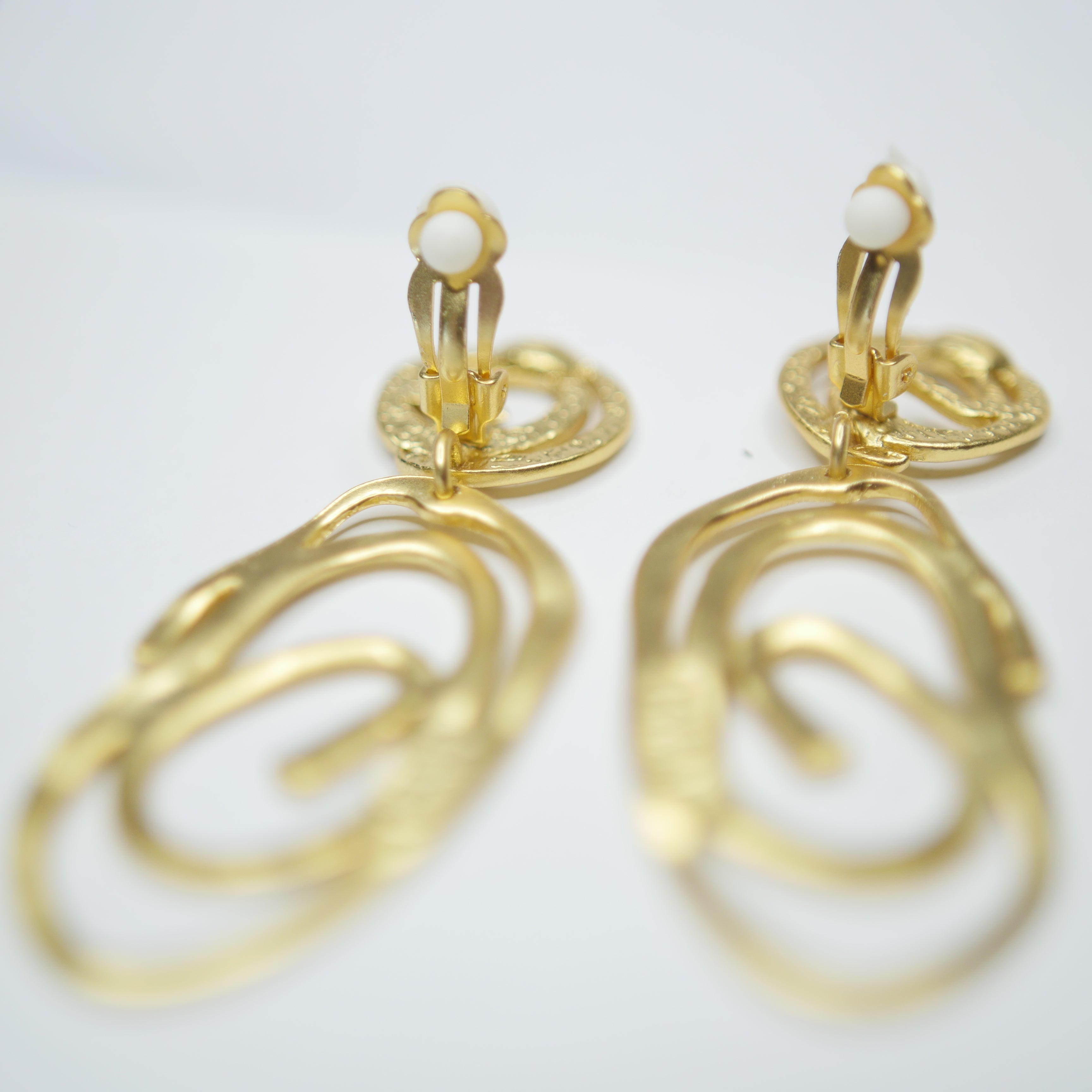 E70800 Boucles d'oreilles clips goutte tourbillonnante - Karine Sultan - Karine Sultan