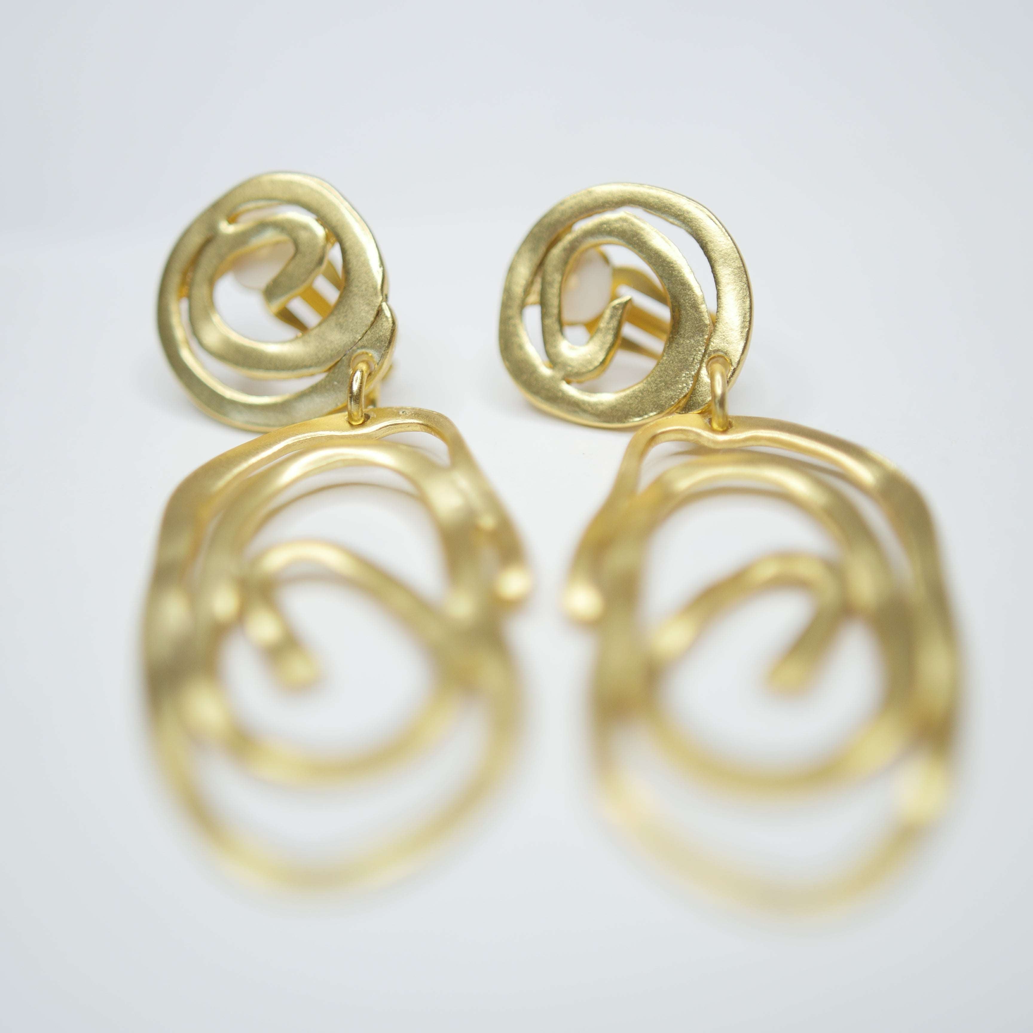 E70800 Boucles d'oreilles clips goutte tourbillonnante - Karine Sultan