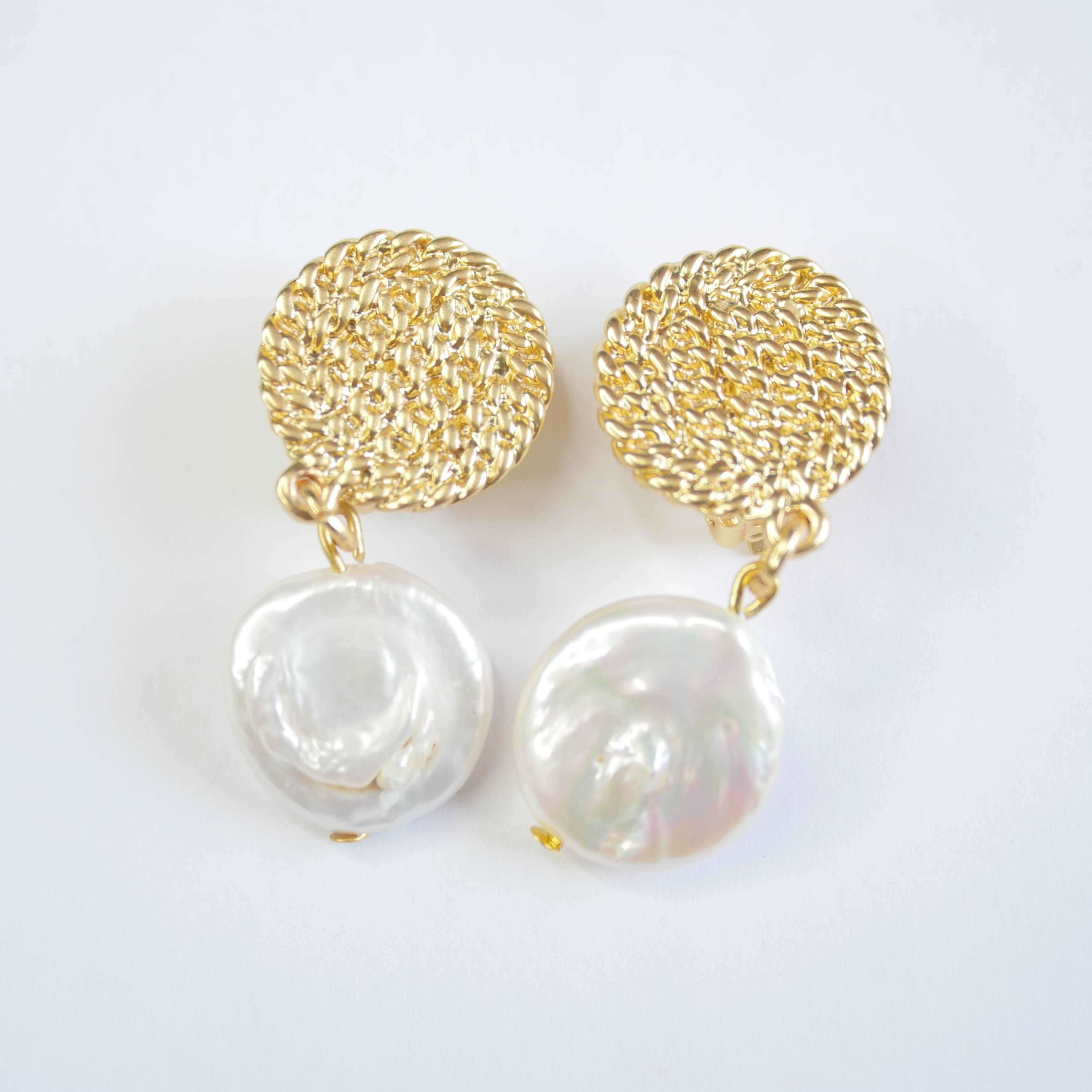 E71645 Boucles d'oreilles clips disques & perles plates - Karine Sultan