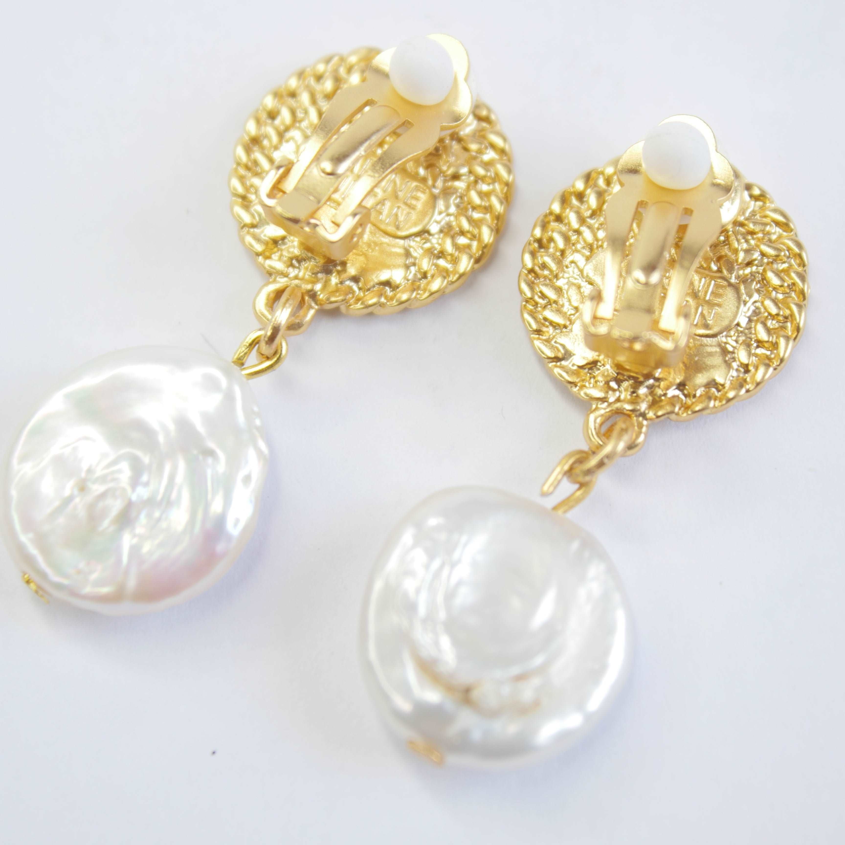 E71645 Boucles d'oreilles clips disques & perles plates - Karine Sultan