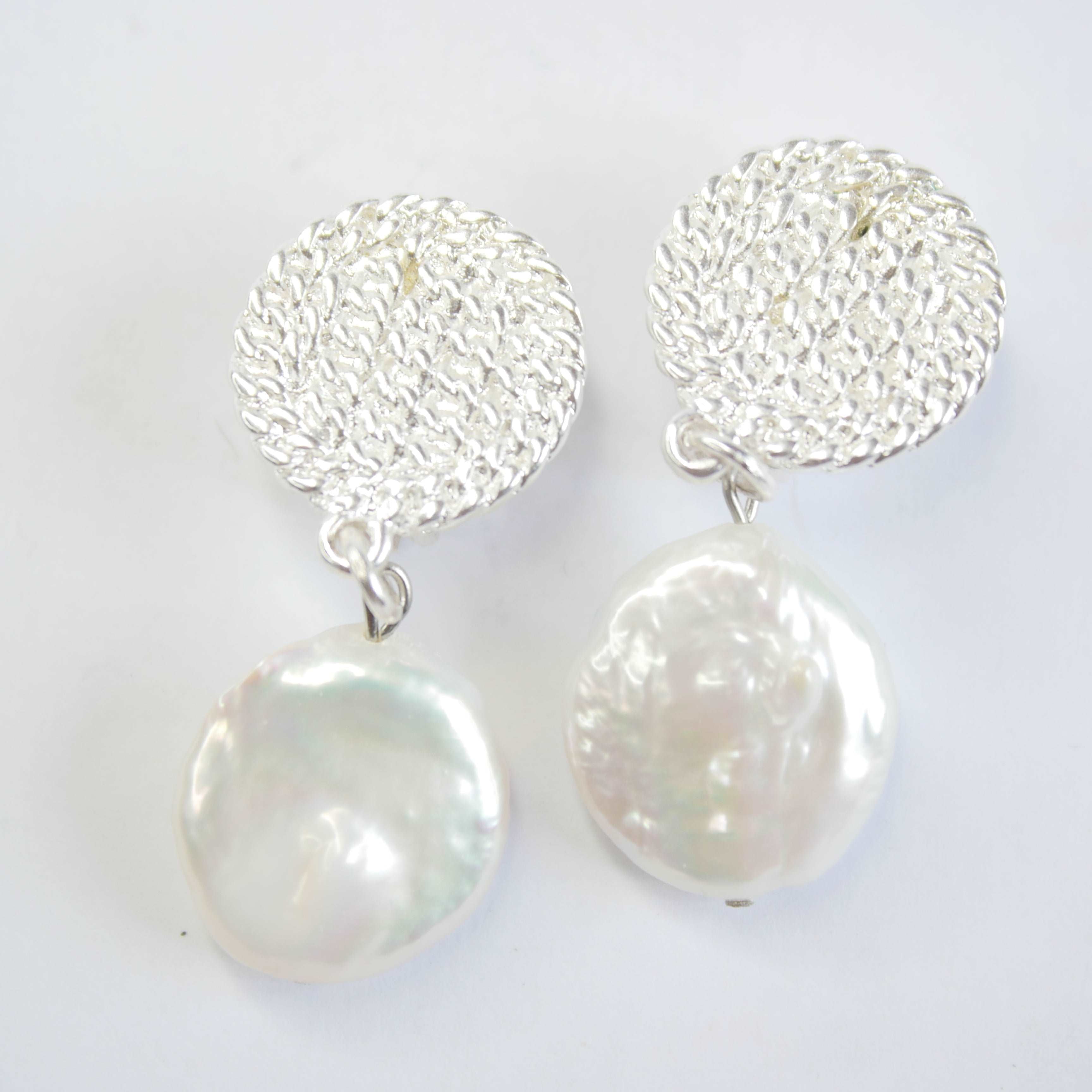 E71645 Boucles d'oreilles clips disques & perles plates - Karine Sultan