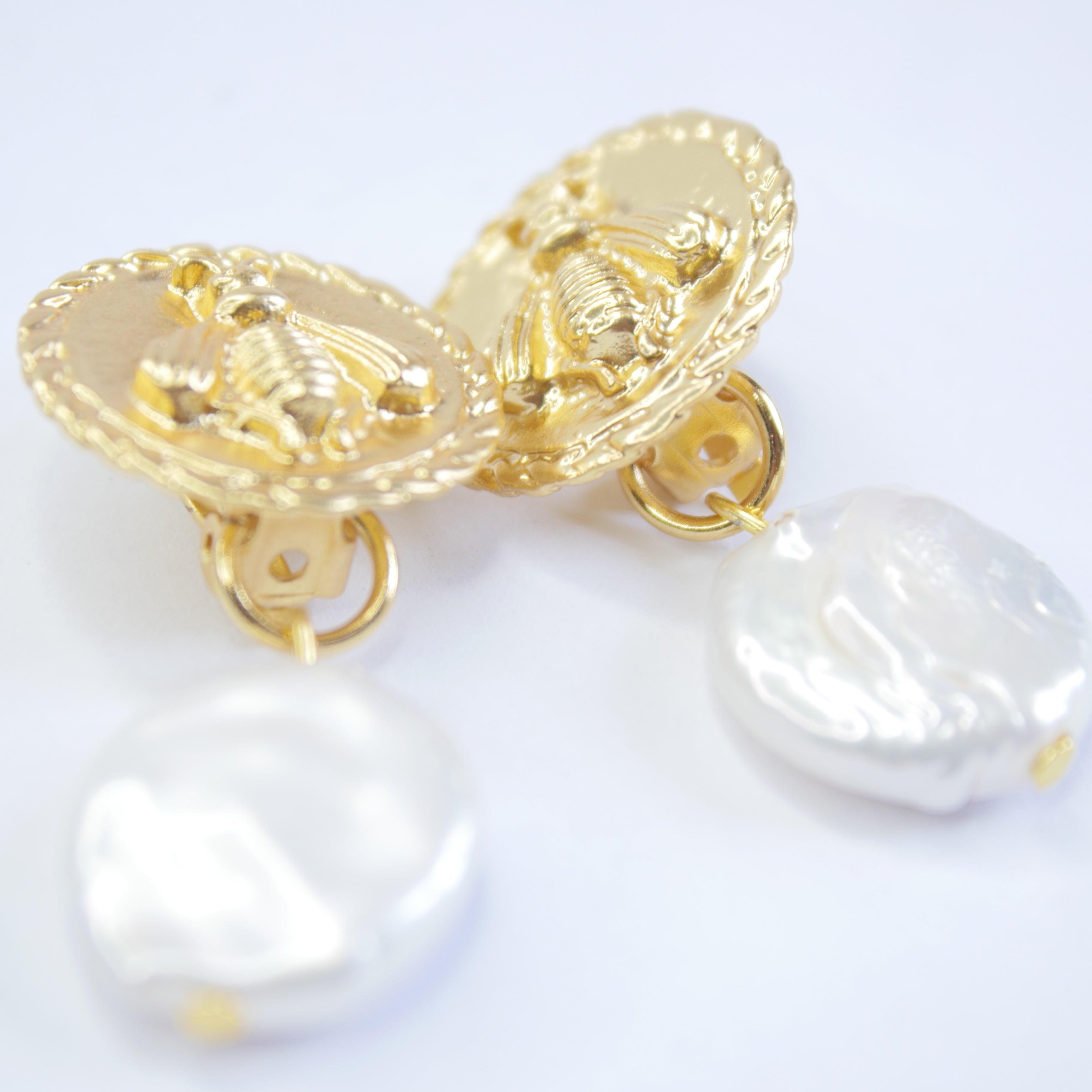 E71647 Boucles d'oreilles clips abeille clip & perle plate - Karine Sultan - Karine Sultan