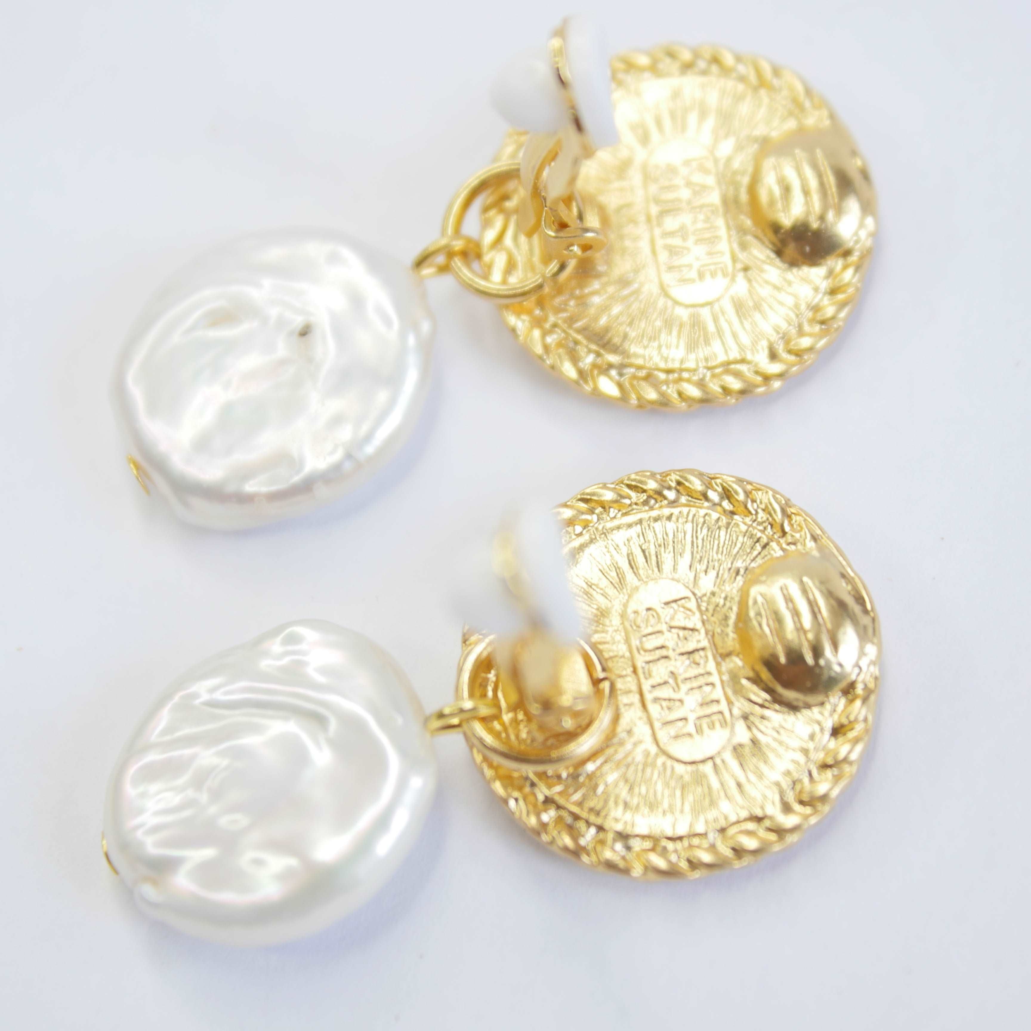 E71647 Boucles d'oreilles clips abeille clip & perle plate - Karine Sultan