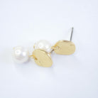 E71691 Boucles d'oreilles Perle blanche plate - Karine Sultan