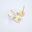 E71691 Boucles d'oreilles Perle blanche plate - Karine Sultan