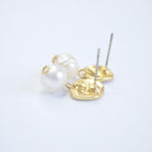 E71691 Boucles d'oreilles Perle blanche plate - Karine Sultan