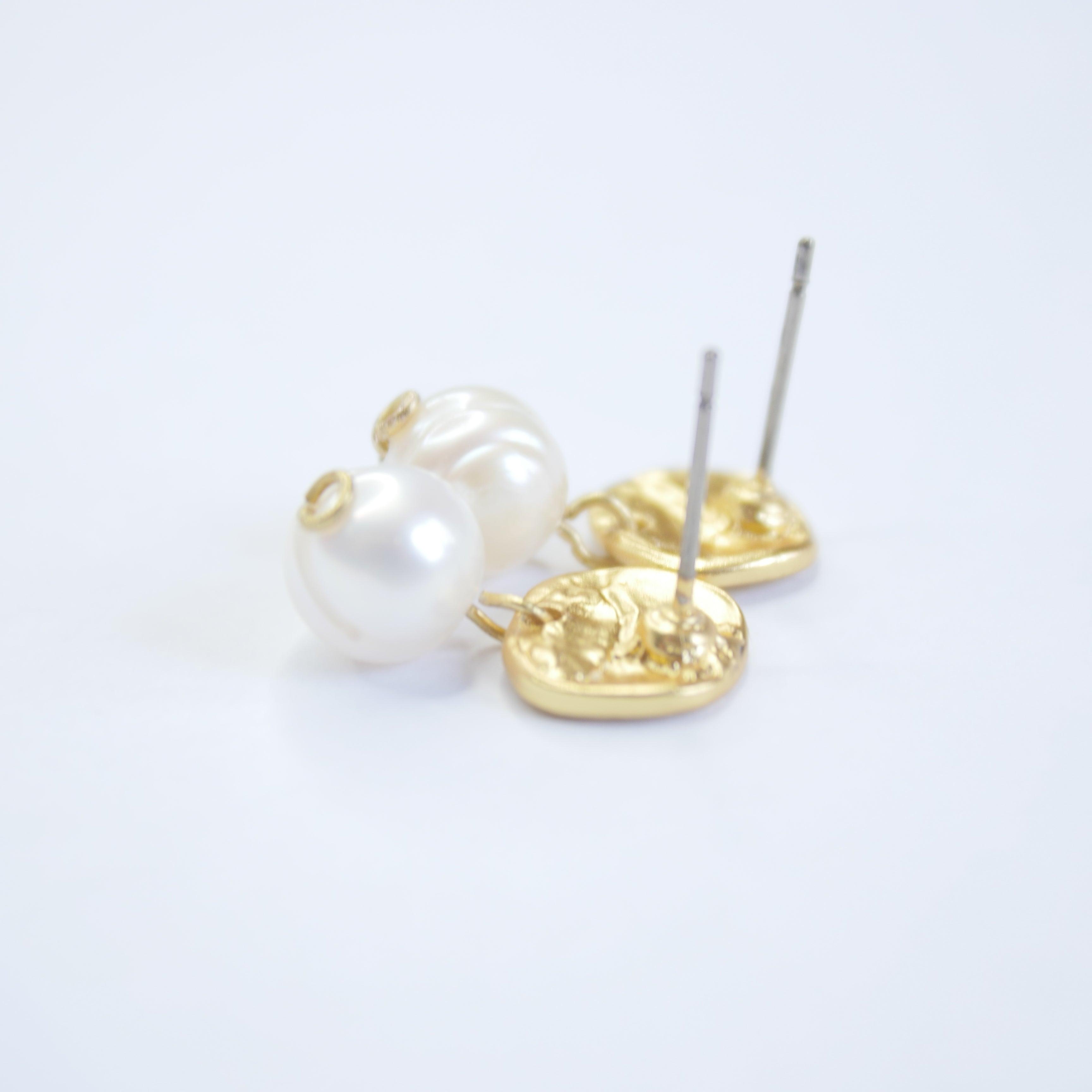 E71691 Boucles d'oreilles Perle blanche plate - Karine Sultan