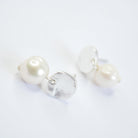 E71691 Boucles d'oreilles Perle blanche plate - Karine Sultan