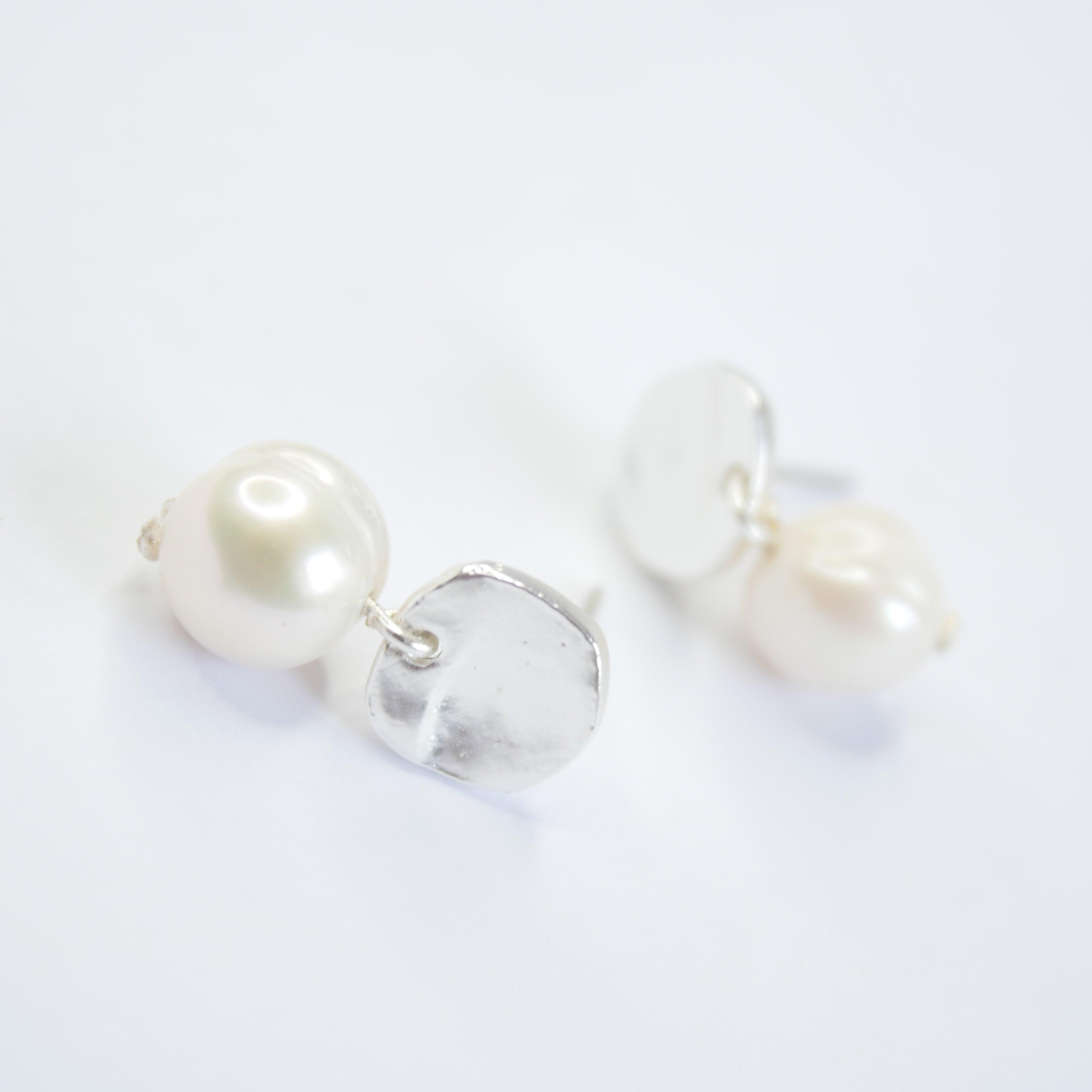 E71691 Boucles d'oreilles Perle blanche plate - Karine Sultan