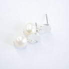 E71691 Boucles d'oreilles Perle blanche plate - Karine Sultan