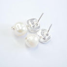 E71691 Boucles d'oreilles Perle blanche plate - Karine Sultan