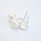 E71691 Boucles d'oreilles Perle blanche plate - Karine Sultan