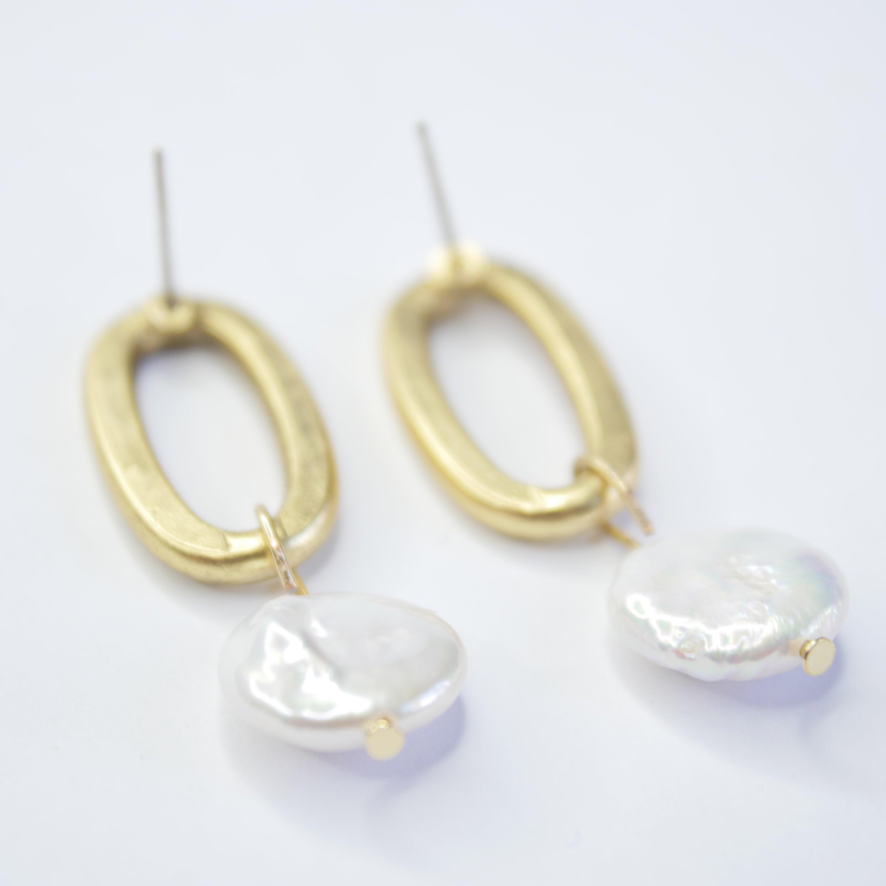 E71706 Boucles d'oreilles perle plate - Karine Sultan